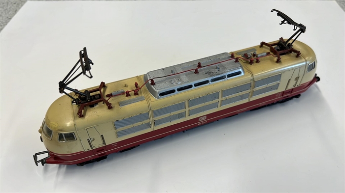 Märklin BR103 AC med 3 Märklin og en Roco metalvogne (Brugte)